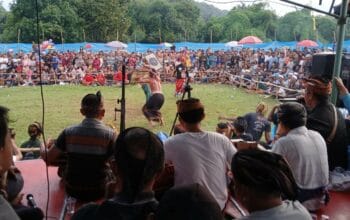 Pelestarian Budaya Sasak: Final Peresean Tarung Pepadu Lombok Berlangsung Aman