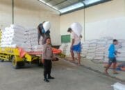 Jaga Stabilitas Pangan, Polsek Gerung Dampingi Penjualan Jagung