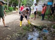 Aksi Polisi, Mahasiswa KKN, dan Warga Sekotong Jaga Lingkungan