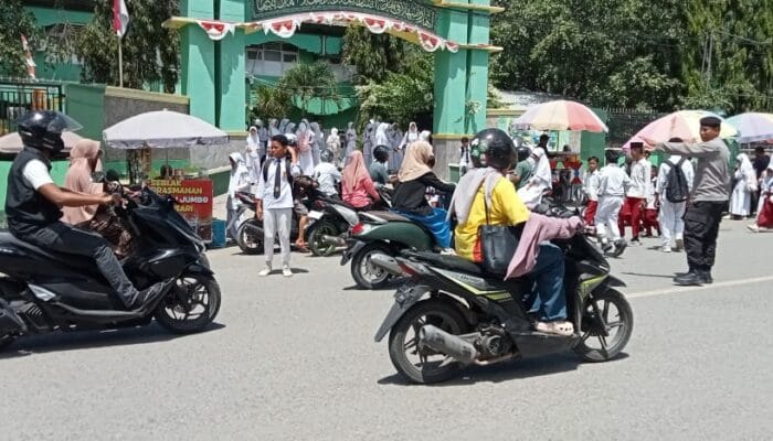 Personel Polsek Rasanae Barat Laksanakan Kegiatan Rawan Siang di Depan MTsN 1 Padolo