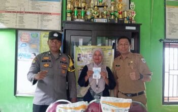 Briptu Baori Rozak Anjani melaksanakan kegiatan pendampingan pendistribusian bantuan pangan dari Perum Bulog