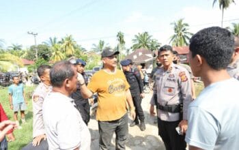 Kapolda Aceh “Menerobos” Lumpur dan Banjir tiba di Tamiang, pastikan penanganan banjir berjalan cepat dan terkoordinasi.