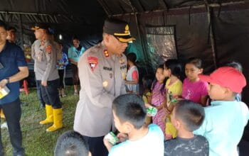 Sentuhan Kepedulian: Polres Humbahas Berikan Trauma Healing bagi Anak Korban Bencana