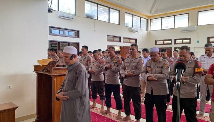 Binrohtal Personel Polres Bima Kota, Laksanakan Salat Gaib untuk Korban Banjir