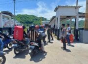 Antisipasi Kerawanan Nataru: Polsek Lembar Cek Dokumen Kendaraan Kapal