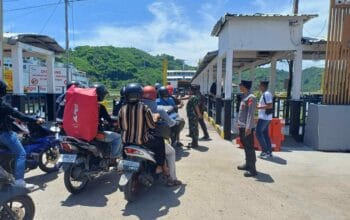 Antisipasi Kerawanan Nataru: Polsek Lembar Cek Dokumen Kendaraan Kapal