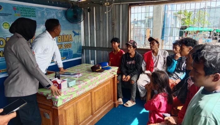 Pos Terpadu Ops Lilin 2025 Pelabuhan Laut Bima Berikan Himbauan Kamtibmas kepada Buruh Pelabuhan