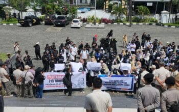 Ratusan Guru Honorer Lombok Tengah Gelar Aksi Damai Tuntut Kejelasan Status.