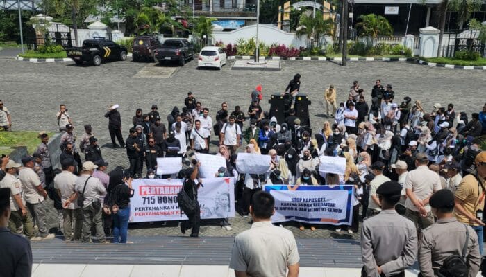 Ratusan Guru Honorer Lombok Tengah Gelar Aksi Damai Tuntut Kejelasan Status.