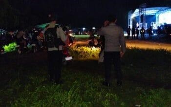 Personel Pos PAM dan Polsek Maluk Amankan Pergantian Tahun Baru di Wilayah Maluk