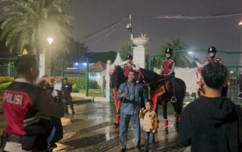 Polisi Berkuda Polsatwa Patroli di Monas, Warga Antusias hingga Foto Bareng