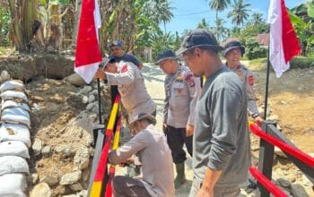 Brimob Polda Sumbar Rampungkan Jembatan Darurat Penghubung Kataping–Sungai Buluah