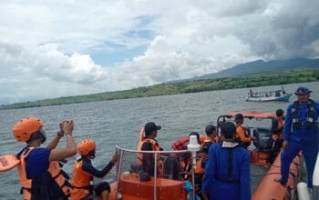 Sat Polairud Polres Bima Kota Laksanakan SAR Pencarian Pemancing Hilang di Laut Bima