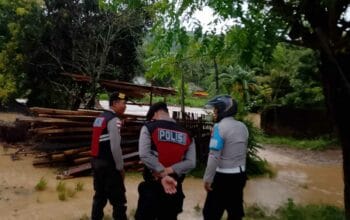 Banjir Rendam Pemukiman di Sekotong, Polisi Siaga di Lokasi