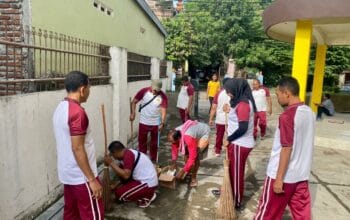 Wujud Kepedulian Polri, Polsek Rasanae Barat Bersihkan Lingkungan Masjid