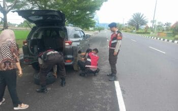 Mobil Pecah Ban di Jalur Cepat, Polisi Lombok Barat Sigap Beri Bantuan