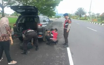 Mobil Pecah Ban di Jalur Cepat, Polisi Lombok Barat Sigap Beri Bantuan