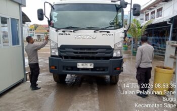 Polsubsektor KP3 Laut Sape Laksanakan Pengamanan Keberangkatan KMP Cakalang Tujuan Labuan Bajo