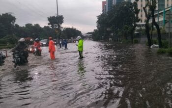 Banjir Rendam Sejumlah Ruas Jalan Jakarta, Brimob–Lantas–Polair PMJ Bergerak Cepat, Polri Siagakan 128.247 Personel Secara Nasional