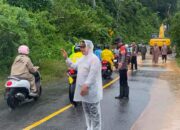 Polisi Terapkan Sistem Buka-Tutup di Jalur Taliwang–Jereweh, Material Longsor Dibersihkan dengan Dua Excavator