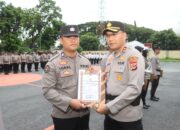 Kapolres Loteng Berikan Penghargaan kepada Personel Berprestasi. ‎