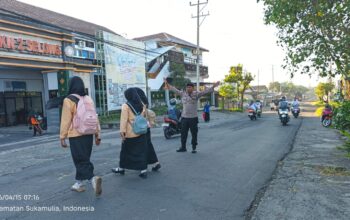 Personel Polsek Sukamulia Lakukan  Pengaturan Lalu Lintas Di Depan Smkn 2 Selong