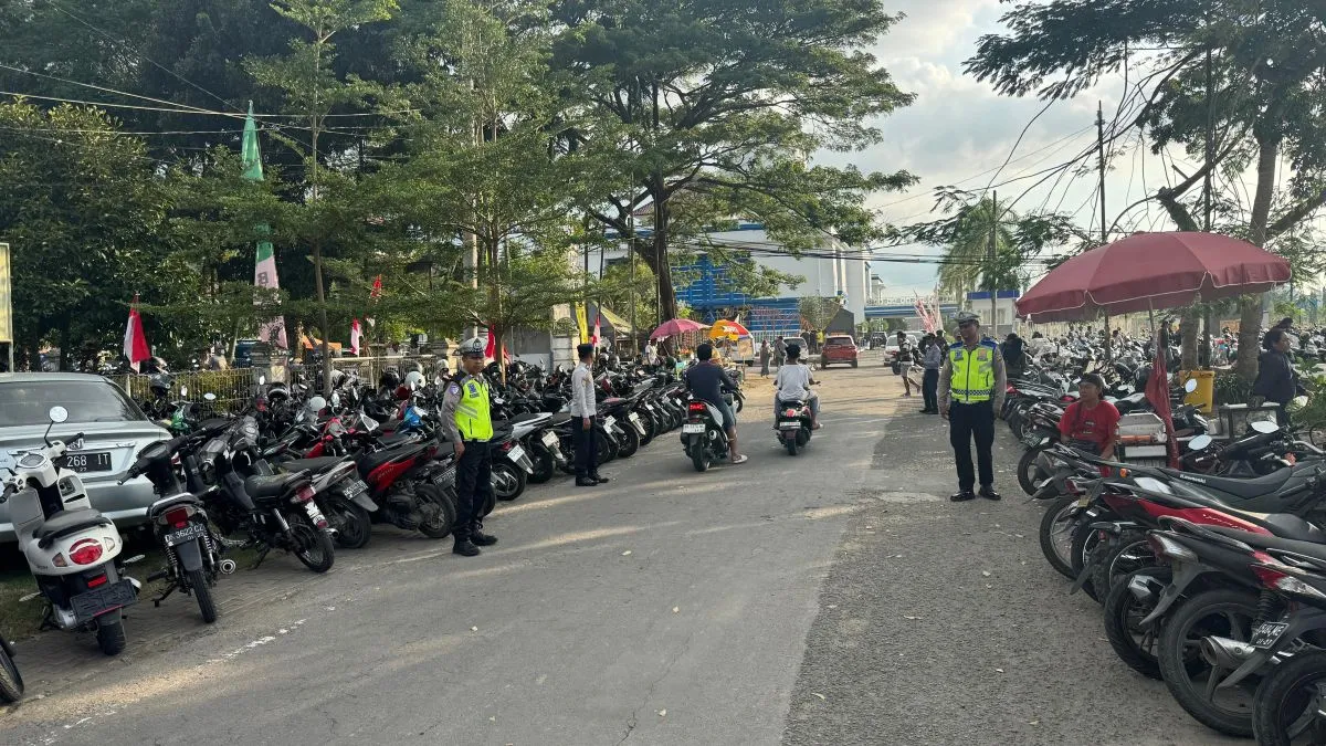 Tradisi Presean Padati Taman Kota, Satlantas Polres Lombok Barat Pastikan Jalur Tetap Lancar