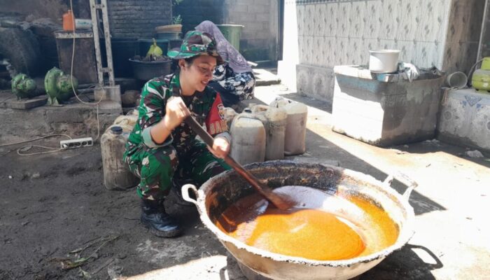 Babinsa Karang Bayan Dorong Inovasi Pengrajin Gula Aren Hadapi Peluang Pasar