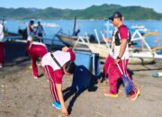 Bersih Pantai Cemara Lembar, Upaya Nyata Jaga Lingkungan Pesisir Lombok Barat