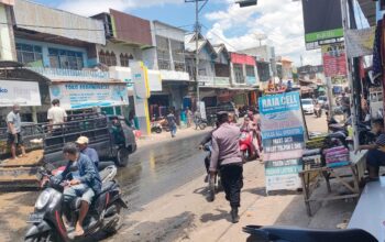 Pelumas Bekas Tumpah, Polsek Bolo Terjun ke TKP Lakukan Pengaturan dan Penjagaan Arus Lalulintas