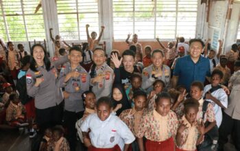 Hadirkan Keceriaan dan Edukasi Bagi Siswa, Satgas Damai Cartenz Gelar Bakti Sosial di SD Negeri Pomako 1