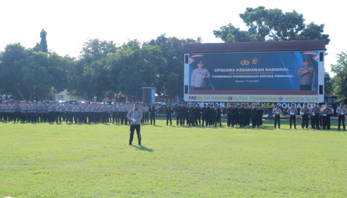 Kapolda NTB Pimpin Upacara Hari Kesadaran Nasional, Beri Penghargaan kepada Personel Berprestasi