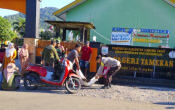 Gotong Royong Bersihkan Fasilitas Umum, Bhabinkamtibmas Desa Tamekan Ajak Warga Perkuat Kebersamaan