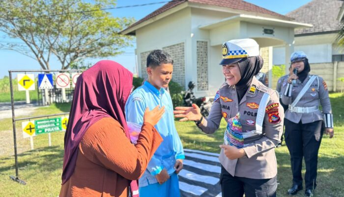 Dari Rambu Hingga Safety Riding, Polisi Bekali Siswa SLBN 3 Mataram