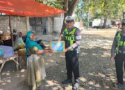 .”Polantas Menyapa” Dibalik Seragam Coklat dan Kopel Putih, Satlantas Polres Bima Kabupaten Salurkan Bantuan Sembako Bagi Warga Kurang Mampu