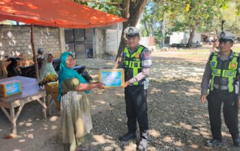 .”Polantas Menyapa” Dibalik Seragam Coklat dan Kopel Putih, Satlantas Polres Bima Kabupaten Salurkan Bantuan Sembako Bagi Warga Kurang Mampu