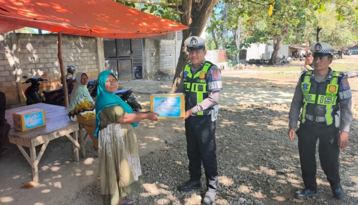 .”Polantas Menyapa” Dibalik Seragam Coklat dan Kopel Putih, Satlantas Polres Bima Kabupaten Salurkan Bantuan Sembako Bagi Warga Kurang Mampu