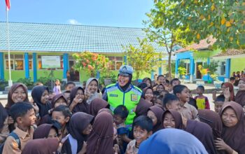 Unit Kamsel Satlantas Polres Bima Kota Edukasi Pelajar SDN 28 Melayu melalui Program Police Goes To School