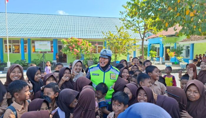 Unit Kamsel Satlantas Polres Bima Kota Edukasi Pelajar SDN 28 Melayu melalui Program Police Goes To School