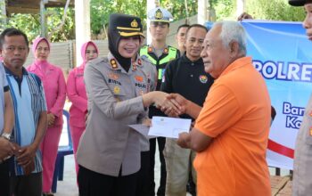 Kapolres Sumbawa Bersama Bhayangkari Salurkan Bantuan Bagi Korban Kebakaran di Pemangong