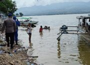 PAM Wisata, Satpolairud Polres Bima Kabupaten Terapkan Metode Patroli Jalan Kaki di Kawasan Wisata Pantai Kalaki