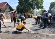 Polsek Hu’u Bersama Warga Gelar Kerja Bakti Perbaiki Jalan, Cegah Laka Lantas