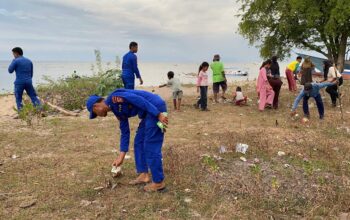 PERSONEL KAPAL POLISI XXI-2014 GOTONG ROYONG BERSIH PANTAI BERSAMA MASYARAKAT DI SUMBAWA