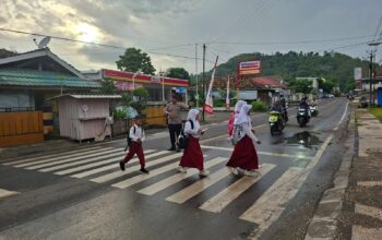 Polsek Rasanae Timur Gelar Pergelaran Rawan Pagi, Bantu Kelancaran Lalu Lintas dan Penyeberangan Siswa