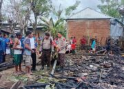 Personel Polsek Woha dan Warga Bantu Padamkan Kebakaran 2 Unit Rumah di Desa Risa