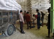 Kawal Ketahanan Pangan, Bhabinkamtibmas Polres Lombok Barat Pastikan Puluhan Ton Jagung Petani Tembus Gudang Bulog