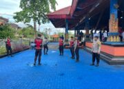 Personel Polres Lombok Barat Berikan Pelayanan Humanis di Keberangkatan Haji 2026