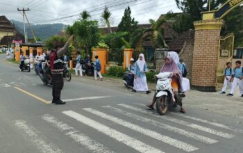 Polisi Humanis Hadir di Sekolah, Polsek Seteluk Jaga Keamanan dan Ketertiban Pagi Hari