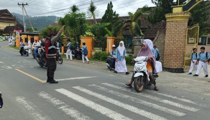 Polisi Humanis Hadir di Sekolah, Polsek Seteluk Jaga Keamanan dan Ketertiban Pagi Hari
