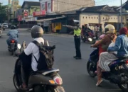 Upaya Menjaga Kamseltibcarlantas, Polsek Batulayar Laksanakan Pengaturan Lalu Lintas Intensif di Simpang 3 Montong